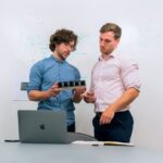 Een team van technische specialisten die samenwerken aan een project in een moderne kantooromgeving.