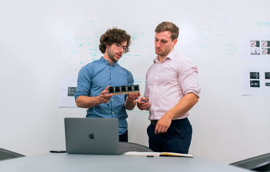 Een team van technische specialisten die samenwerken aan een project in een moderne kantooromgeving.