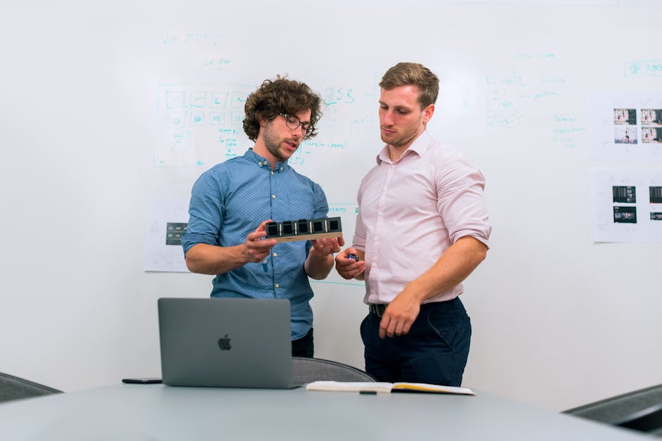 Een team van technische specialisten die samenwerken aan een project in een moderne kantooromgeving.