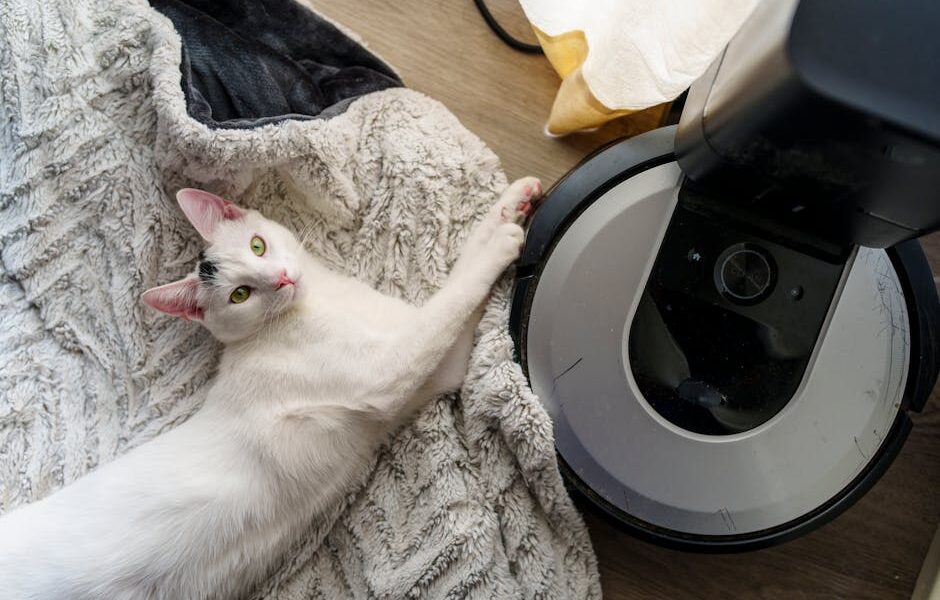 Een robotstofzuiger die haren en vuil van huisdieren efficiënt opzuigt in een woonkamer.