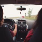 Een leerling die automaat rijles volgt in Eindhoven, met een instructeur in de auto.