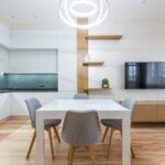 Stijlvolle witte zwevende tv-meubels in een modern interieur met een lichte uitstraling.