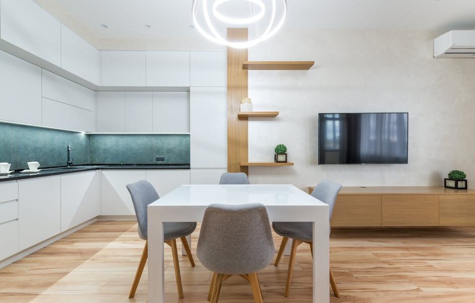 Stijlvolle witte zwevende tv-meubels in een modern interieur met een lichte uitstraling.