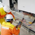 Een SAJ omvormer aangesloten op zonnepanelen en een batterij in een moderne energie-installatie.