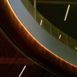 Moderne woonkamer met stijlvolle verlichting van De Lampfabriek, inclusief hanglampen en tafellampen voor een sfeervolle inrichting.