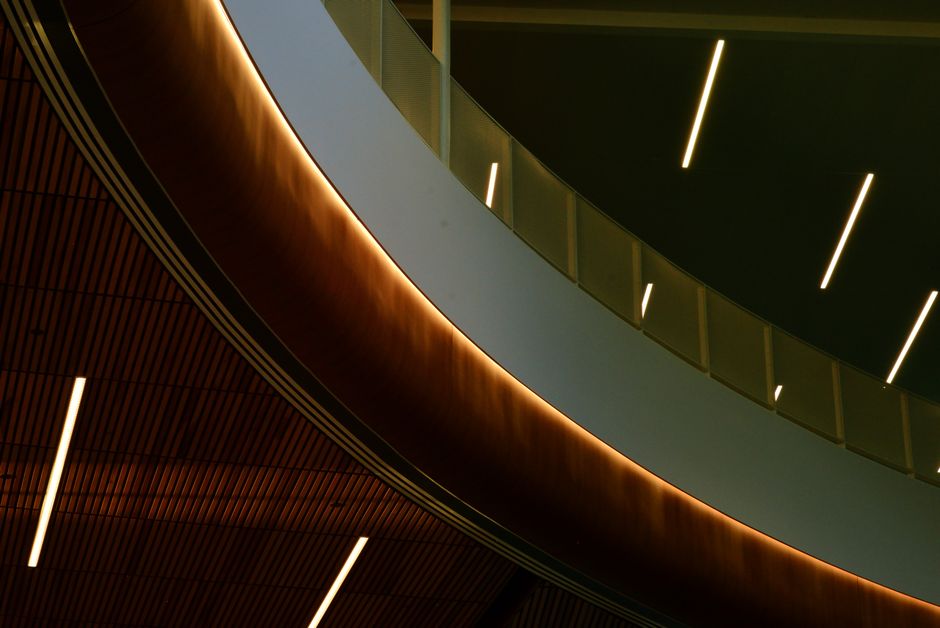 Moderne woonkamer met stijlvolle verlichting van De Lampfabriek, inclusief hanglampen en tafellampen voor een sfeervolle inrichting.